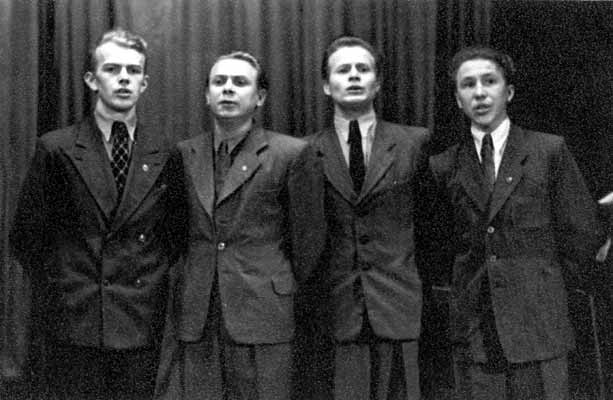 1956. Tästä teatterikorkean kvartetista kaikki alkoi. Vasemmalta: Pauli Rinne, Grigori Godarev, Pekka Mikshijev, William Hall