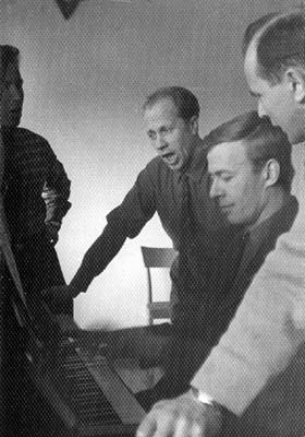 1960-luvun alussa. Harjoituksissa. Vasemmalta: William Hall, Viljo Ahvonen, Marlen Nokelainen (säestämässä), Orvo Björninen