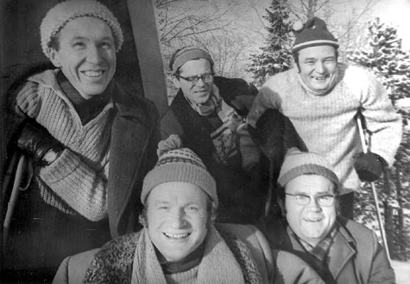 1960-luvun. Yhdessä hiihtoretkellä. Takana vas. William Hall, Nikolai Samsonov, Orvo Björninen. Edessä vas. Pekka Mikshijev, Andro Lehmus